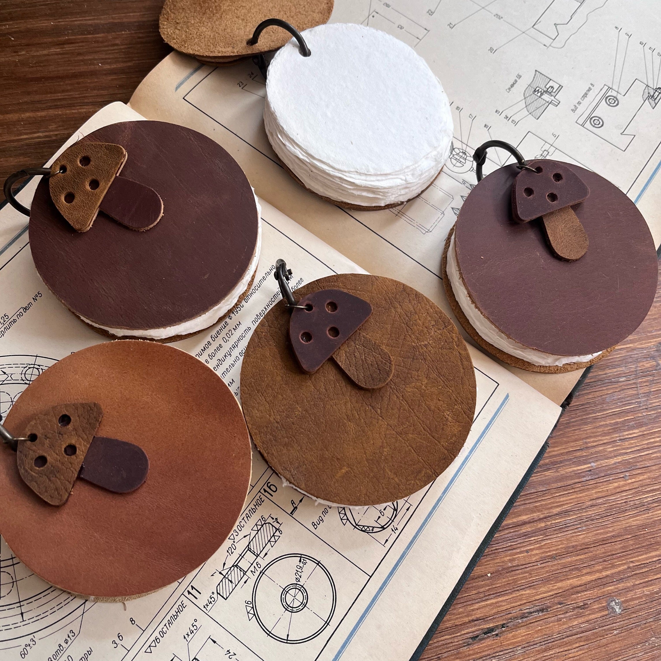 圆形复古蘑菇毛边水彩本 mini巴掌本